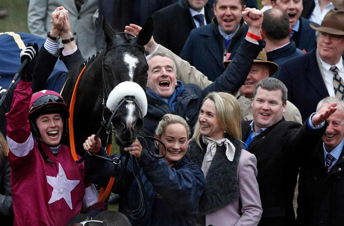 Jockey Bryan Cooper celebrates with Don Cossack and connections including trainer Gordon Elliott (2nd R) and owner Michael O’Leary (C) after his victory in the Cheltenham Gold Cup, Mar. 18, 2016. (AFP)