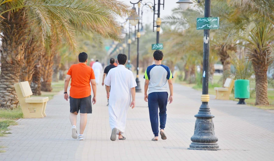 Walking helps reduce bad cholesterol and excess body fat. (SPA)
