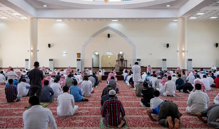 The ministry praised the cooperation of worshippers and mosque employees, who complied with health measures. (SPA)