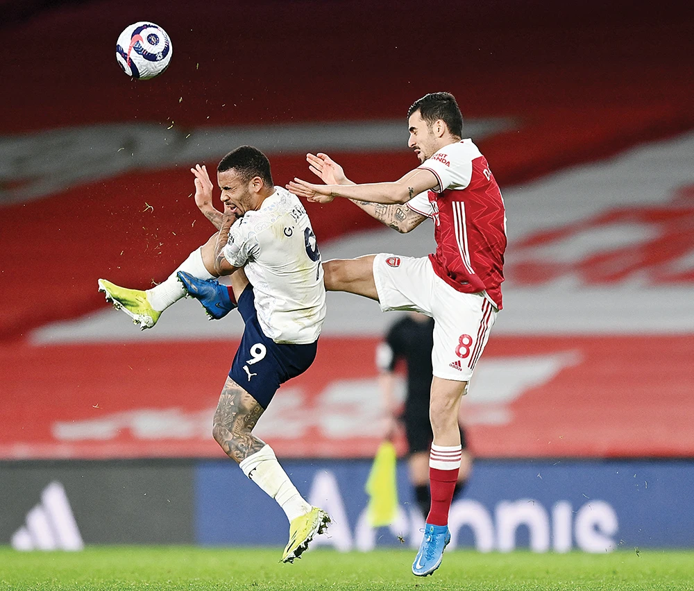 Manchester City’s striker Gabriel Jesus vies with Arsenal’s midfielder Dani Ceballos during a recent match. (File/AFP)