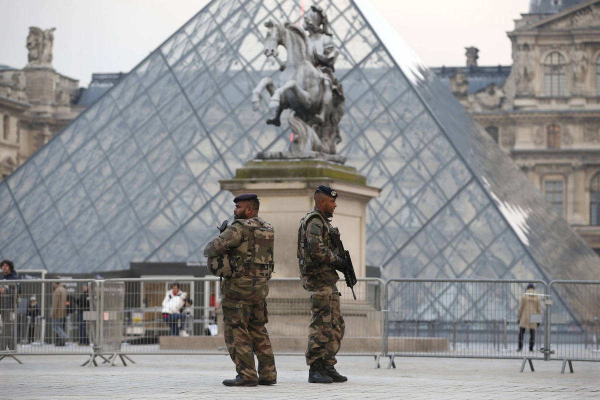 French soldiers patrol in front of the Louvre Museum in Paris, as part of France’s national security alert system Sentinelle after the Paris attacks, Nov. 27, 2015. (Reuters)