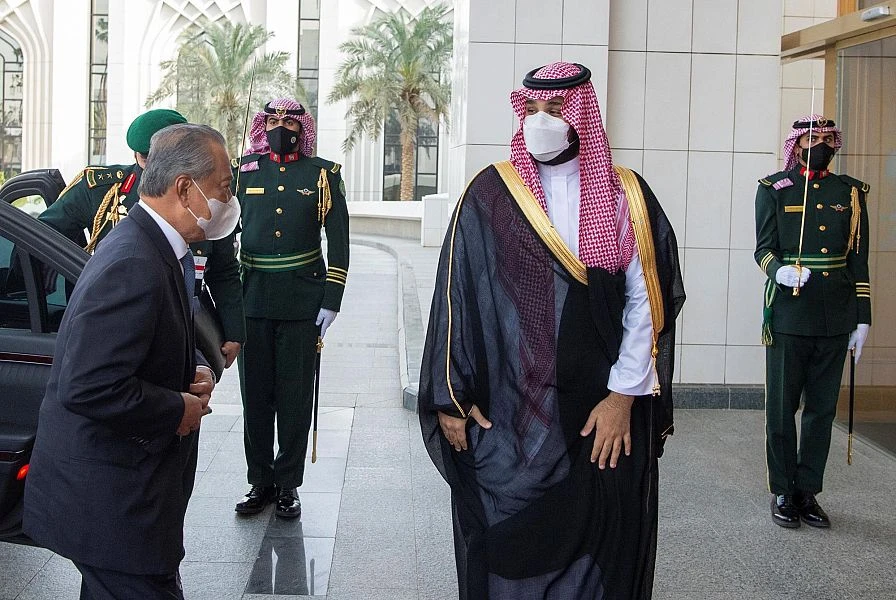 Saudi Arabia and Malaysia sign agreements after crown prince meets PM