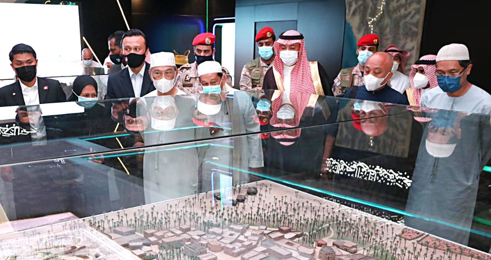 Malaysian PM Muhyiddin Yassin, fourth from left, visits the International Museum of the Prophet’s Biography and Islamic Civilization in Madinah. (SPA)