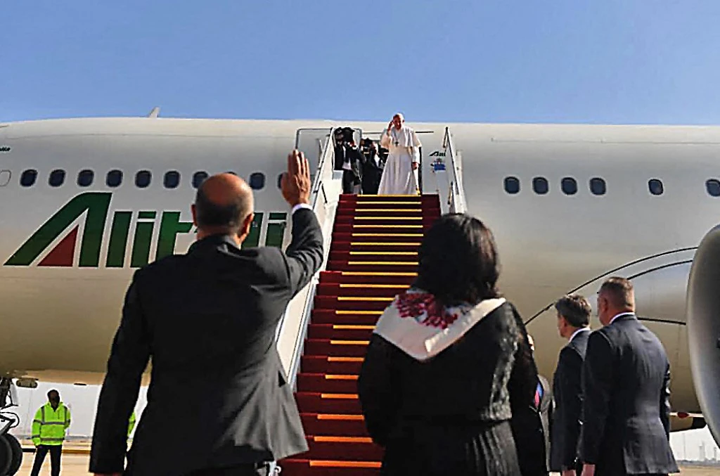 Pope Francis urges displaced Iraqis to return if possible