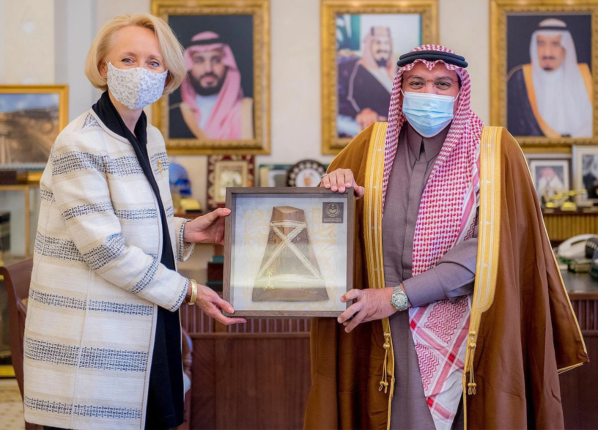 Qassim Gov. Prince Faisal bin Mishaal bin Saud awarding US Embassy chargé d’affaires Martina Strong in Riyadh on Wednesday. (SPA)