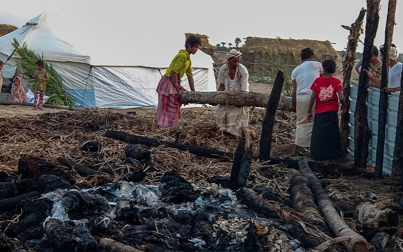 Displaced Yemenis rebuild a hut after a fire broke out in a shelter in the war-ravaged western Hodeida province, on February 16, 2021. (AFP/File)