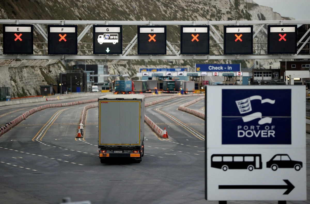 A truck drives towards the entrance to the Port of Dover, Britain, following the end of the Brexit transition period on January 15, 2021. (REUTERS/John Sibley//File Photo)
