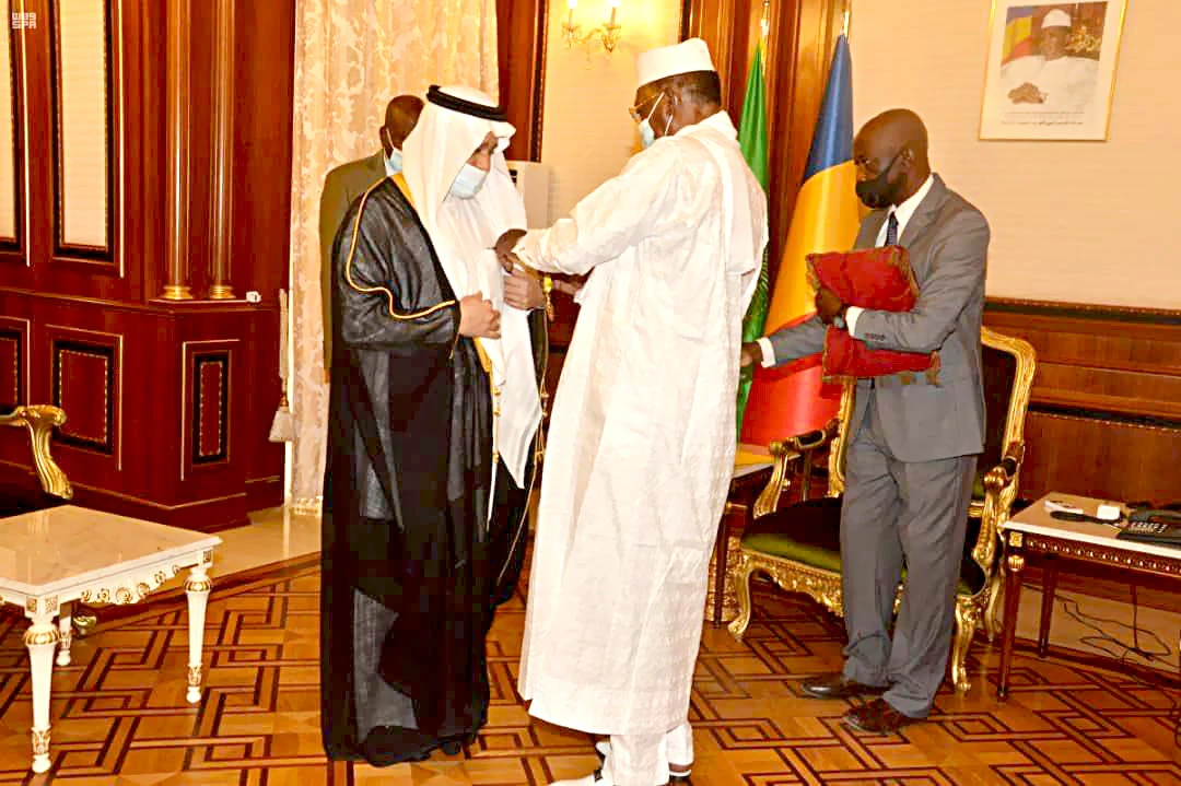 Chadian President Idriss Deby Itno met awarding the Chadian national order with the rank of an officer to Saudi Arabia’s outgoing ambassador, Jamil bin Abdulrahman Shisha in N’Djamena on March 12, 2021. (SPA)