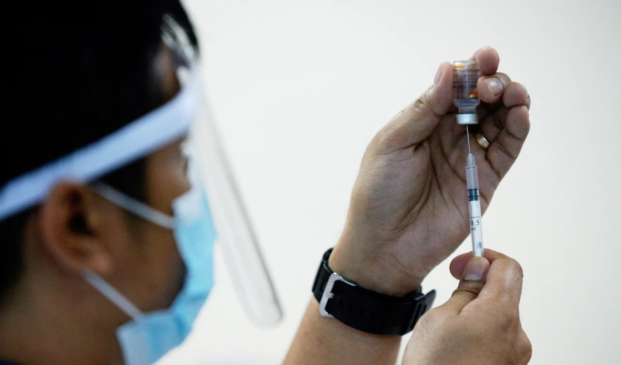 A health worker prepares a syringe with the Sinovac Biotech's Coronavac vaccine for the coronavirus disease (COVID-19), at Sta. Ana Hospital, in Manila, Philippines, March 2, 2021. (REUTERS)