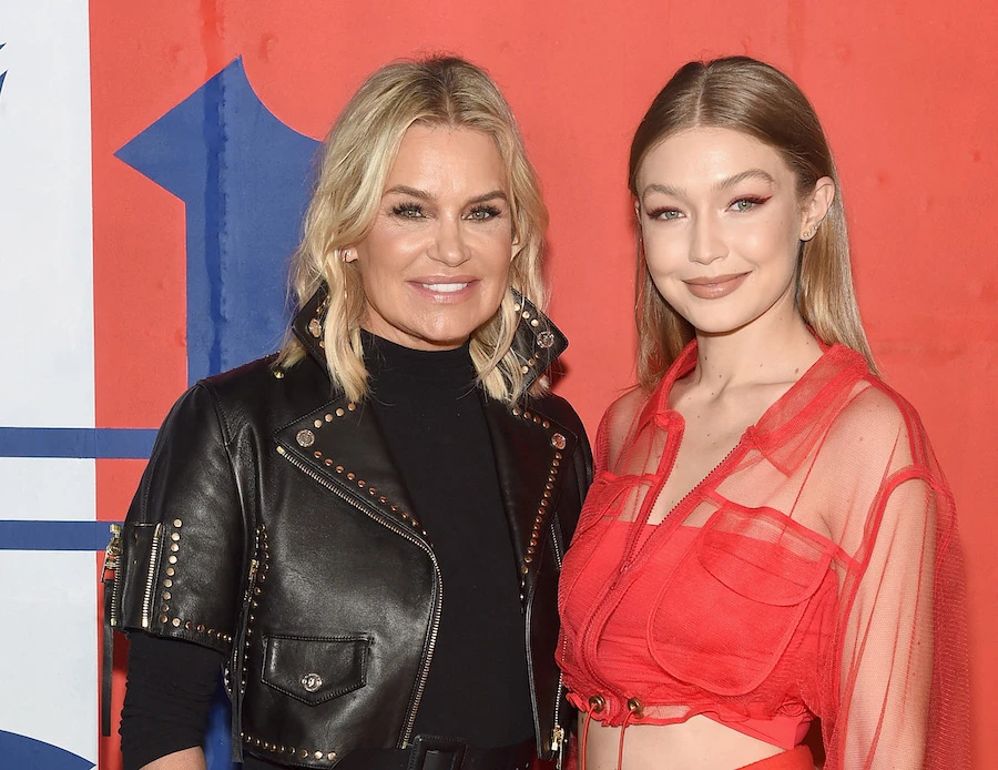6 Arab mother-daughter duos