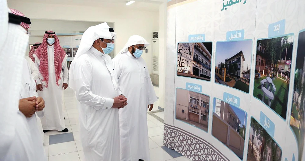 Saudi Education Minister Hamad Al-Sheikh opens the project for humanizing the visual identity of Madinah schools on Monday. (SPA)