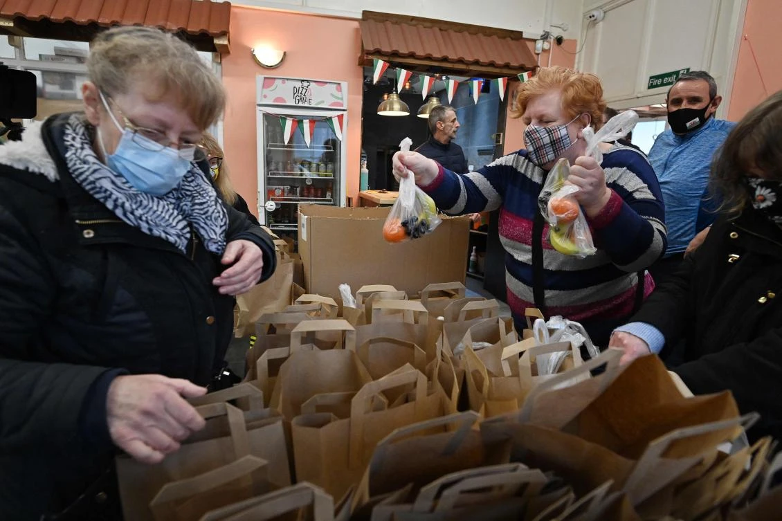 The National Health Service has warned local vaccination centers that doses will be ‘significantly constrained’ from March 29 for four weeks. Above, volunteers prepare meals in Blackpool, north west England for distribution. (AFP)