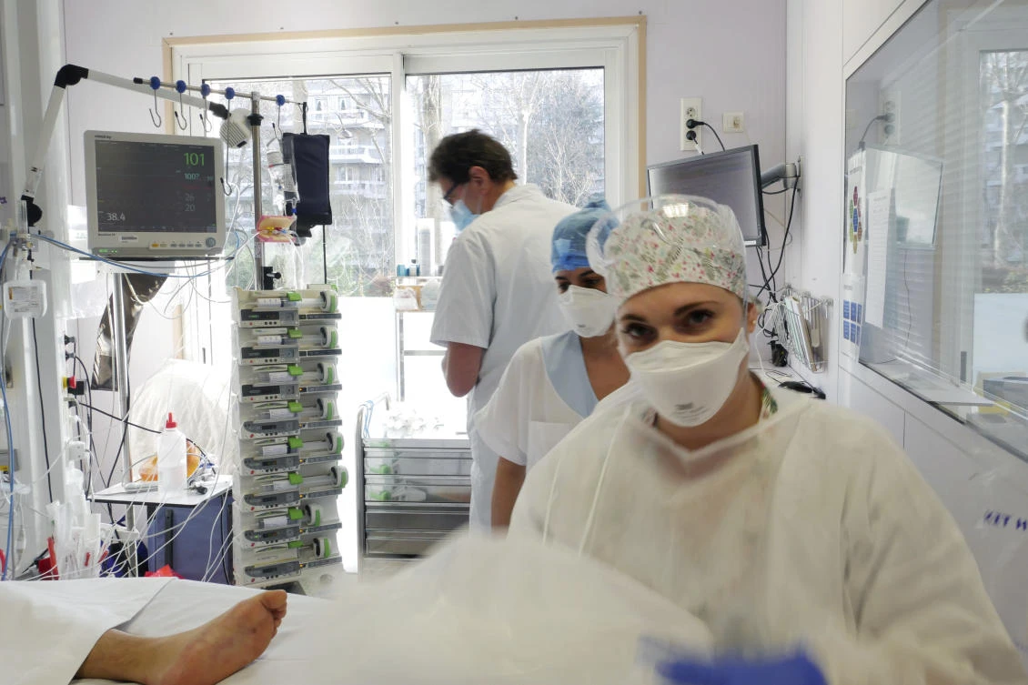 Medical workers conflicted by France’s partial lockdown