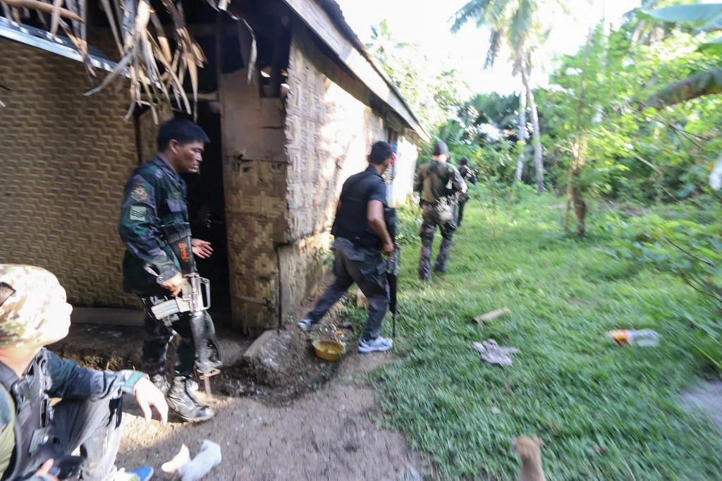 Philippine police making arrests of members of Abu Sayyaf Group (ASG), a Daesh-affiliated organization active in southwestern Philippines. (AFP/File Photo)