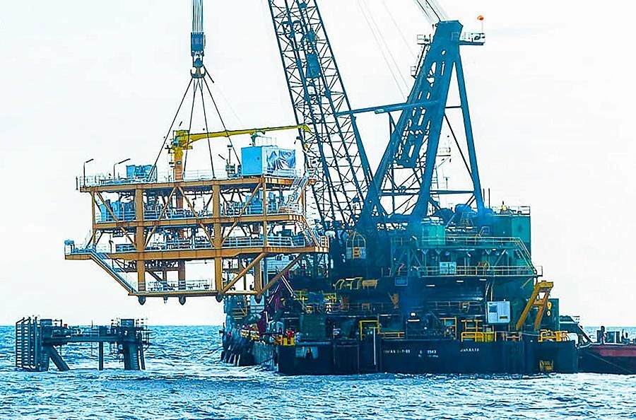 Brent crude settled up $1.25 a barrel, or 2 percent, at $64.53 a barrel. West Texas Intermediate (WTI) US crude rose $1.42, or 2.4 percent, to $61.42. (File/AFP)