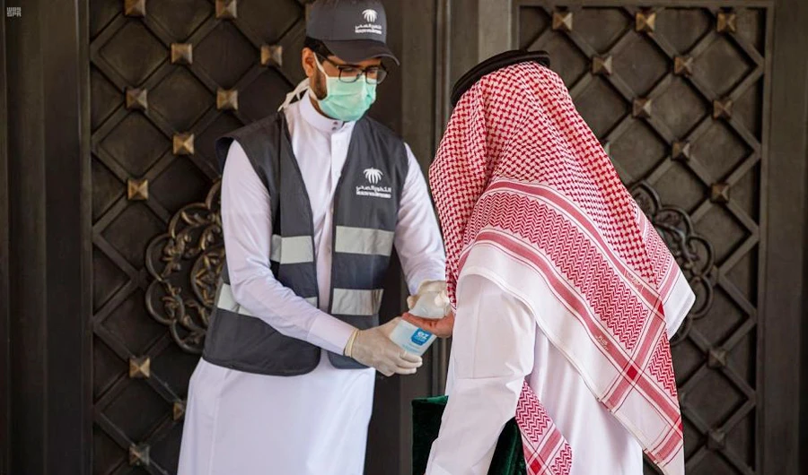 Virus cases have led to 326 mosques being forced to temporarily close over the past 41 days. (SPA)