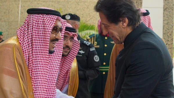 Saudi Arabia’s King Salman sent a cable to Pakistan’s Prime Minster Imran Khan, wishing him speedy recovery from COVID-19. (File/SPA)