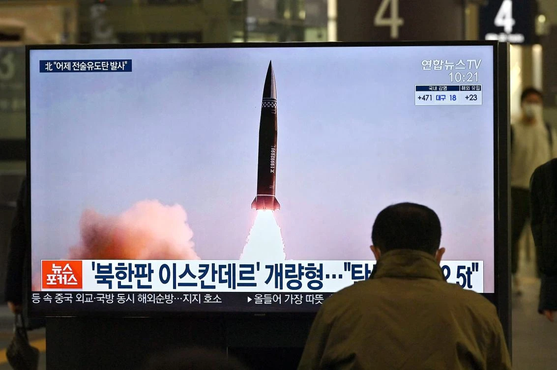 A man watches a television screen at Suseo railway station in Seoul on March 26, 2021, showing news footage of North Korea’s latest tactical guided projectile test. (AFP)