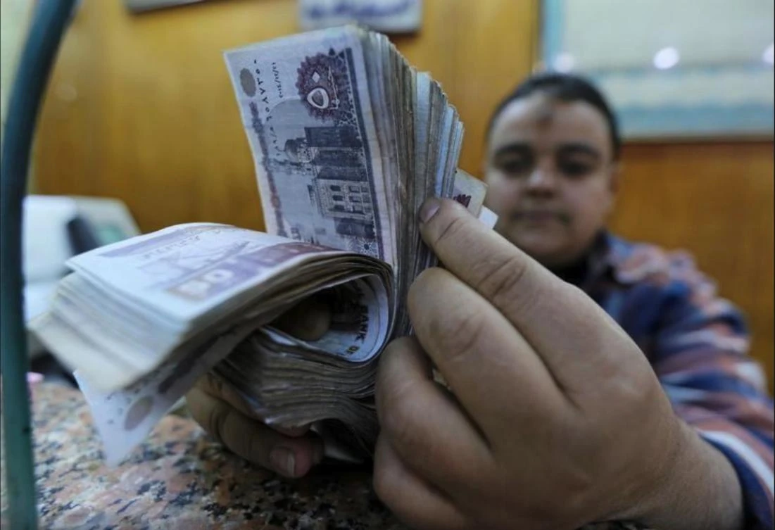 An employee counts Egyptian pounds in a foreign exchange office in central Cairo, Egypt. (Reuters)