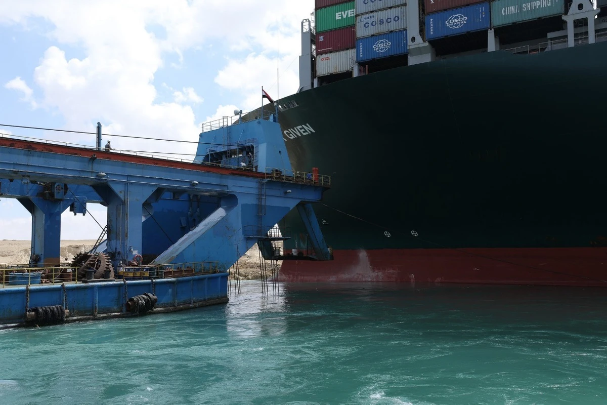 Suez dredgers step up efforts to free giant cargo ship