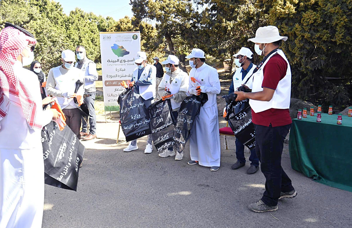 Participants in the Saudi Environmental Week celebration in Asir prepare for tree planting and beach cleanup activities. (SPA)