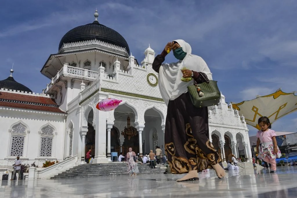 A visitor walks outside the Baiturrahman Grand Mosque in Banda Aceh. (File/AFP)