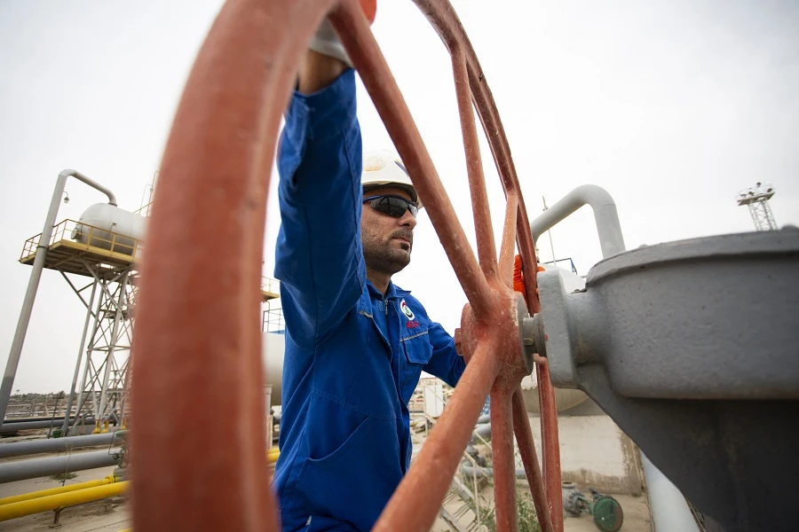 Iraq is also seeking to increase its production capacity in the natural gas sector to reduce the volume of imports from abroad. (File/AFP)