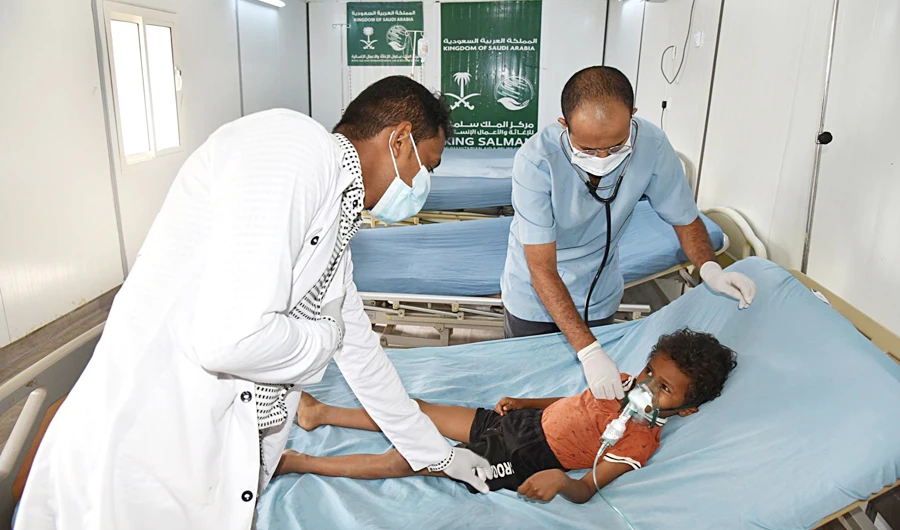 A Yemeni boy receives medical attention at one of the health centers supported by KSrelief in Hajjah governorate, Yemen. (SPA)