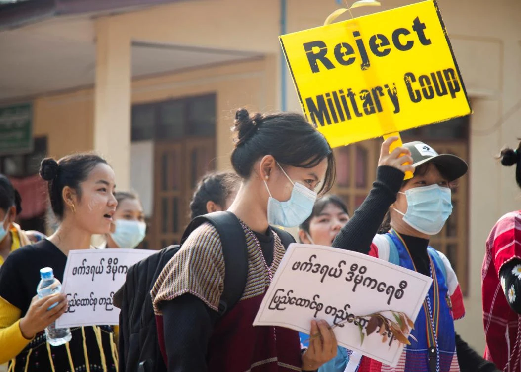 Myanmar pots ring out for CNN crew escorted by army