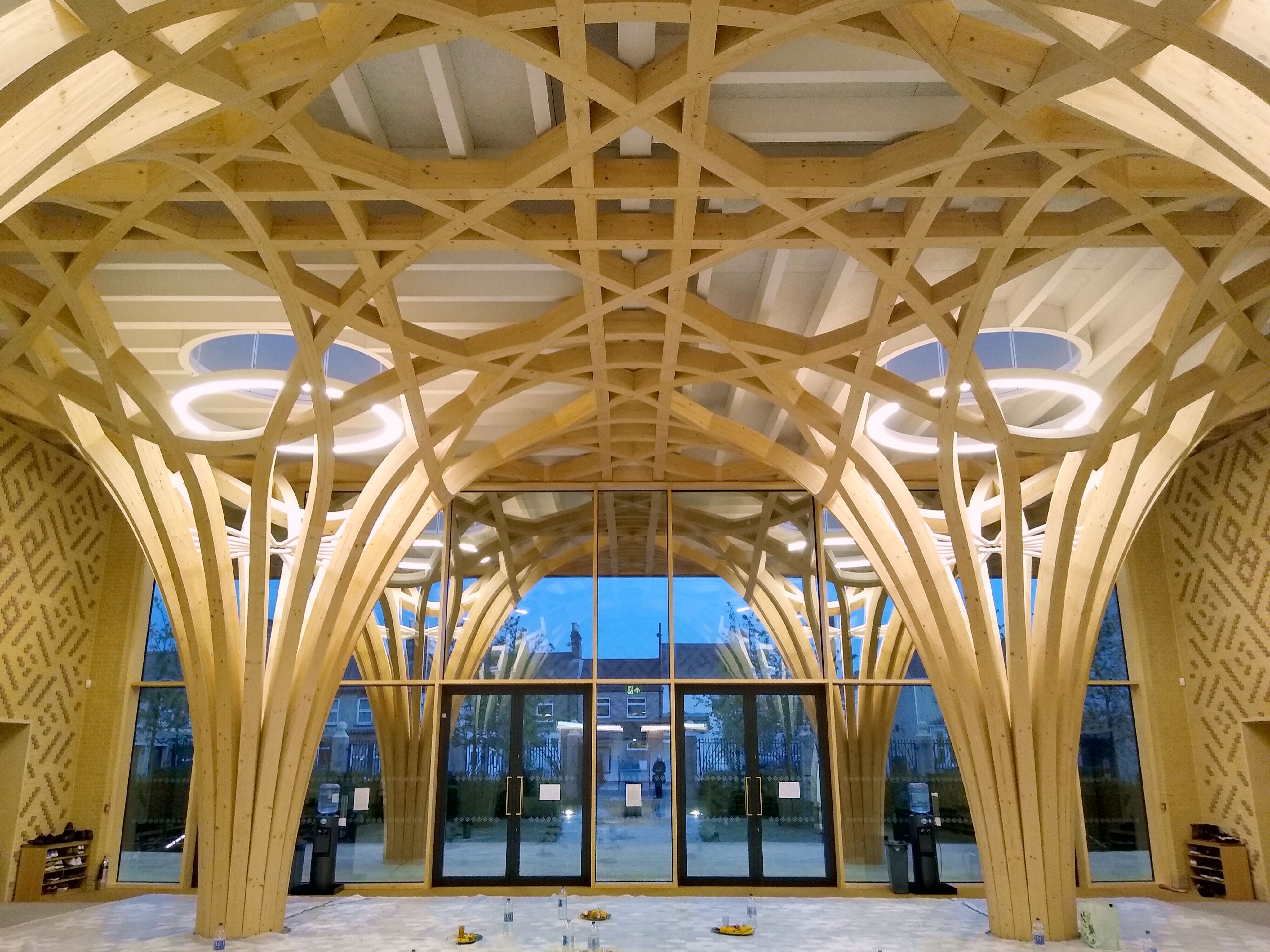 The atrium of Cambridge Central Mosque, May 2019. (Wikimedia Commons)