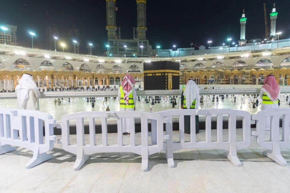 A man was arrested at the Grand Mosque in Makkah after brandishing a weapon and shouting terrorist slogans on Tuesday. (@ReasahAlharmain)
