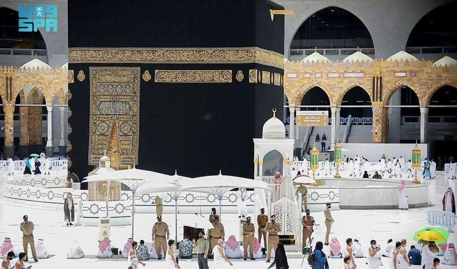 Mashat called on all pilgrims and worshipers to obtain the proper permit from the ministry’s app and avoid unofficial bodies that issue fake permits. (SPA)