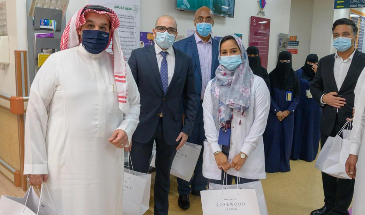 Rosewood Jeddah employees distribute dinner boxes at King Fahd General Hospital.