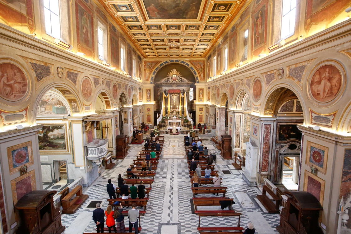 A limited number of faithful attend an Easter Mass in the San Lorenzo in Lucina church, amid the coronavirus disease (COVID-19) lockdown, in Rome, Italy, April 4, 2021. (Reuters)