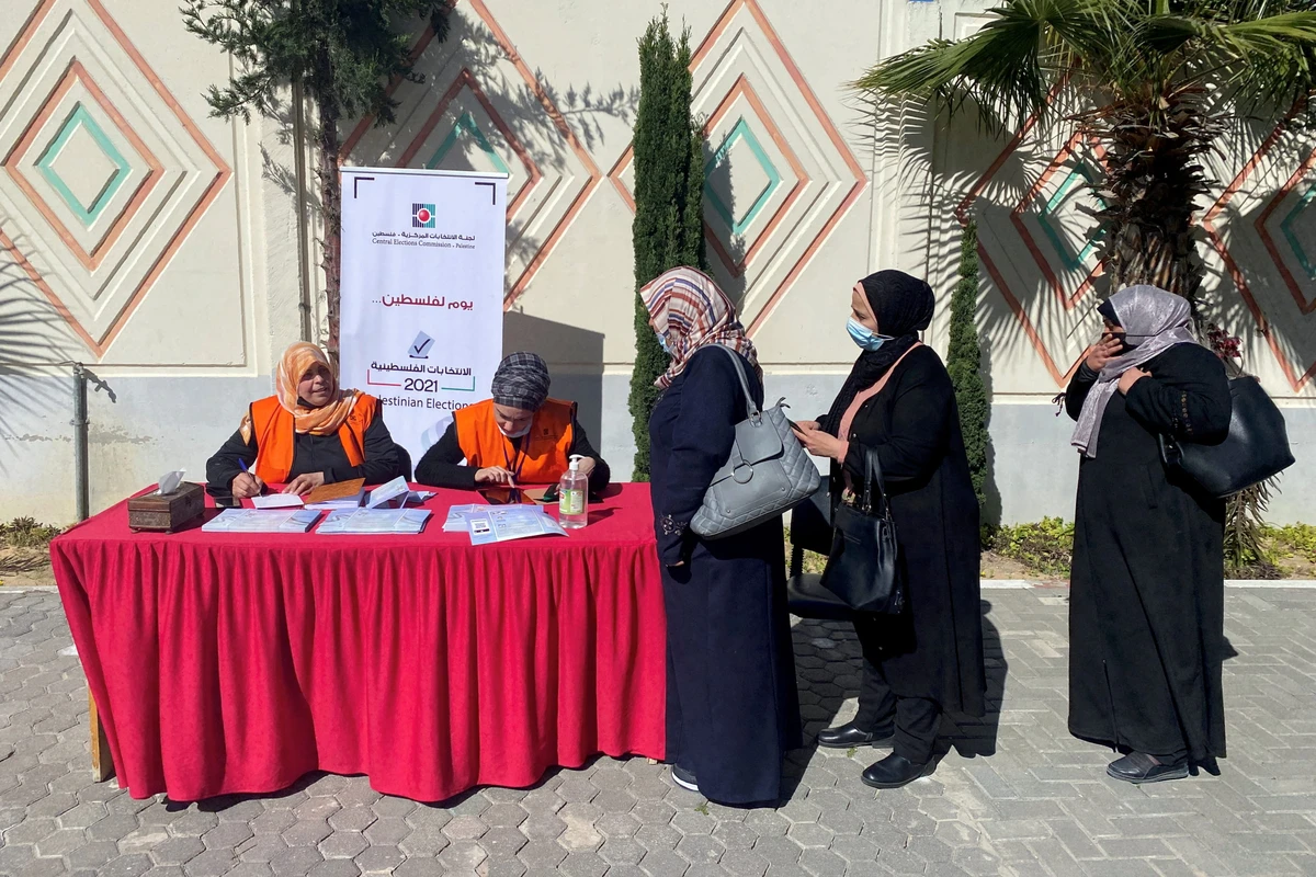 Palestinian women register their names for parliamentary and presidential elections, in a school in Gaza City, February 2021. (Reuters)