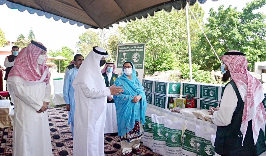 The center launched a Ramadan food basket distribution project in Pakistan on Monday. (SPA)
