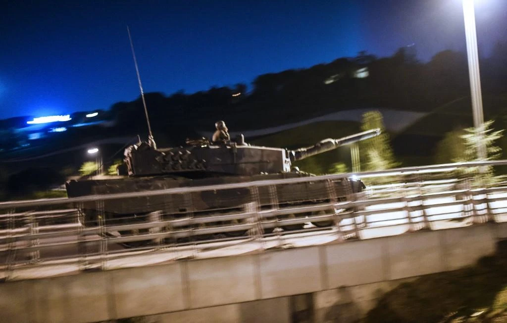 A tank drives past during a coup attempt at entrance to The Bosphorus Bridge in Istanbul on July 16, 2016. (AFP)