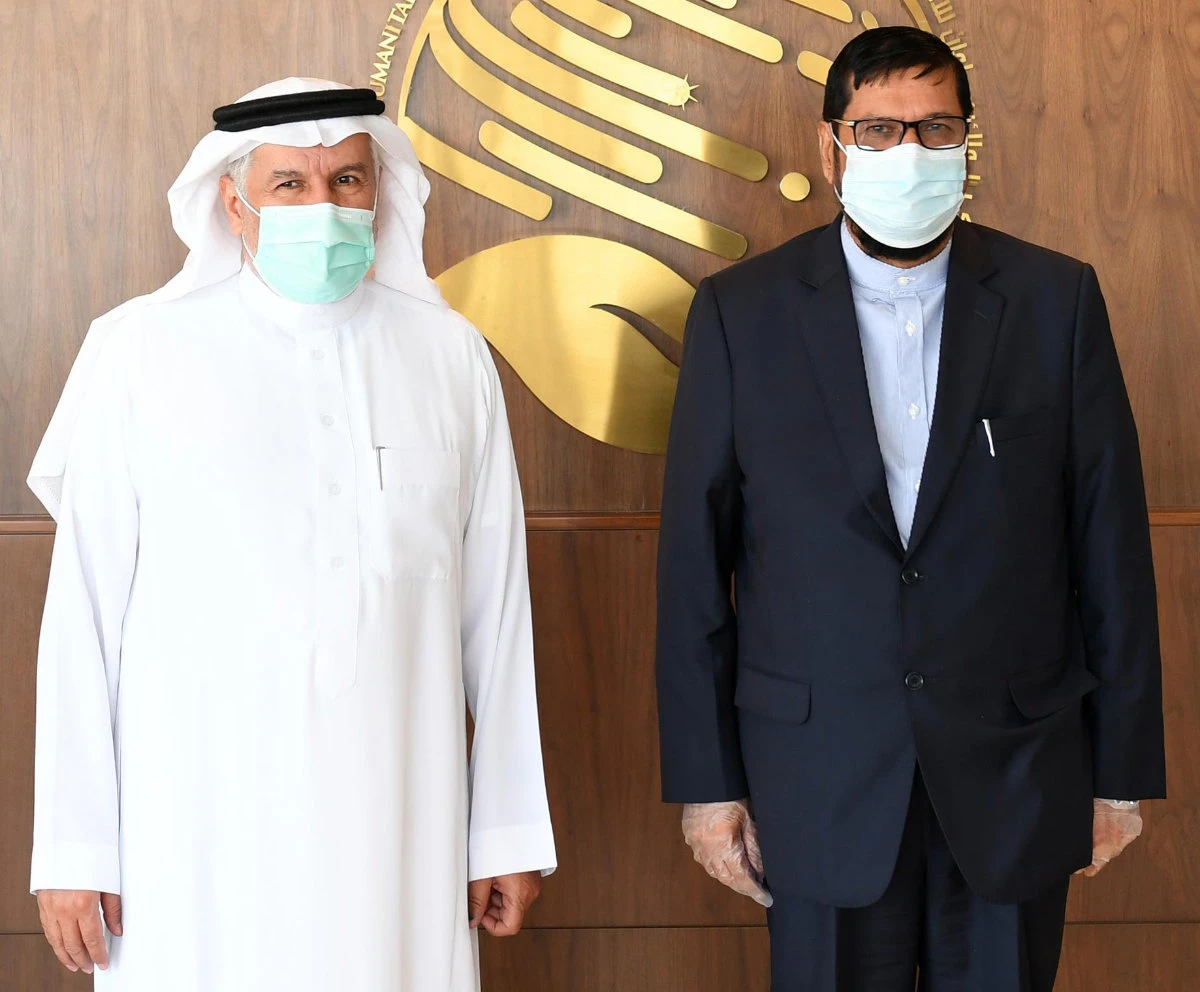 KSrelief chief Dr. Abdullah Al-Rabeeah and Mauritius Ambassador Showkutally Soodhun. (SPA)