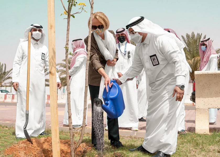 US Chargé d’Affaires Martina Strong plants a tree as part of Al-Jouf Green Oasis Initiative. (SPA)