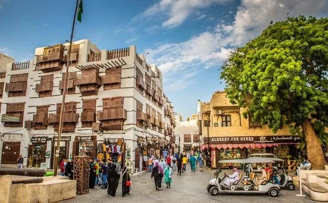 Jeddah authorities have closed 121 commercial outlets for breaching COVID-19 restrictions. (AN photo by Essam Al-Ghalib)