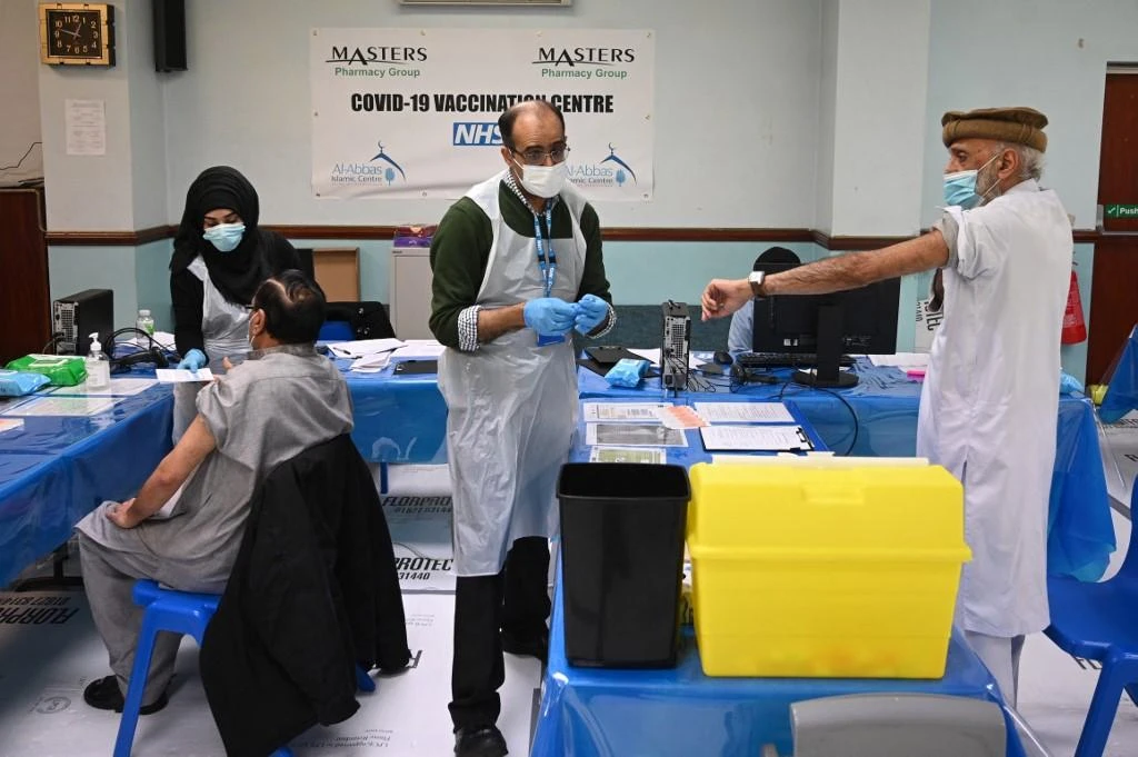 Leaders and scholars from Britain’s Muslim community have told their congregations that there is no conflict between fasting during Ramadan and receiving coronavirus vaccinations. (File/AFP)