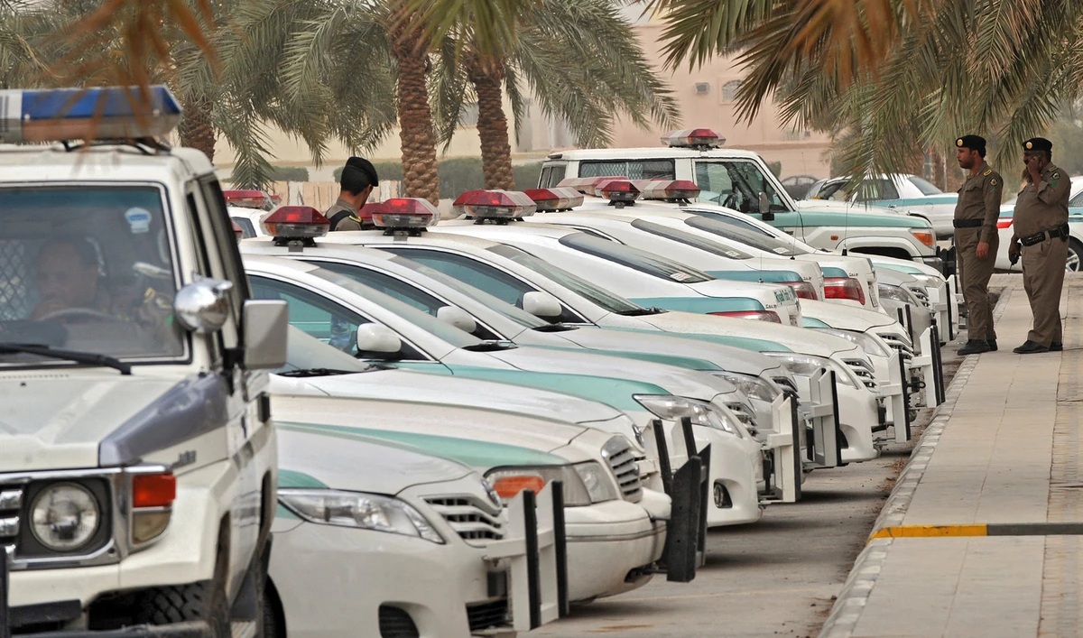 Saudi police cars parked and policemen stand guard in front of "Al-rajhi mosque" in central Riyadh on March 11, 2011. (AFP/File)