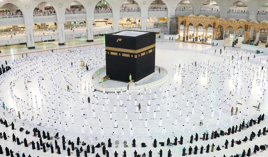 The ministry reminded people for the need to follow the preventive measures to ensure the safety, health and security of those visiting the two holy mosques. (SPA)
