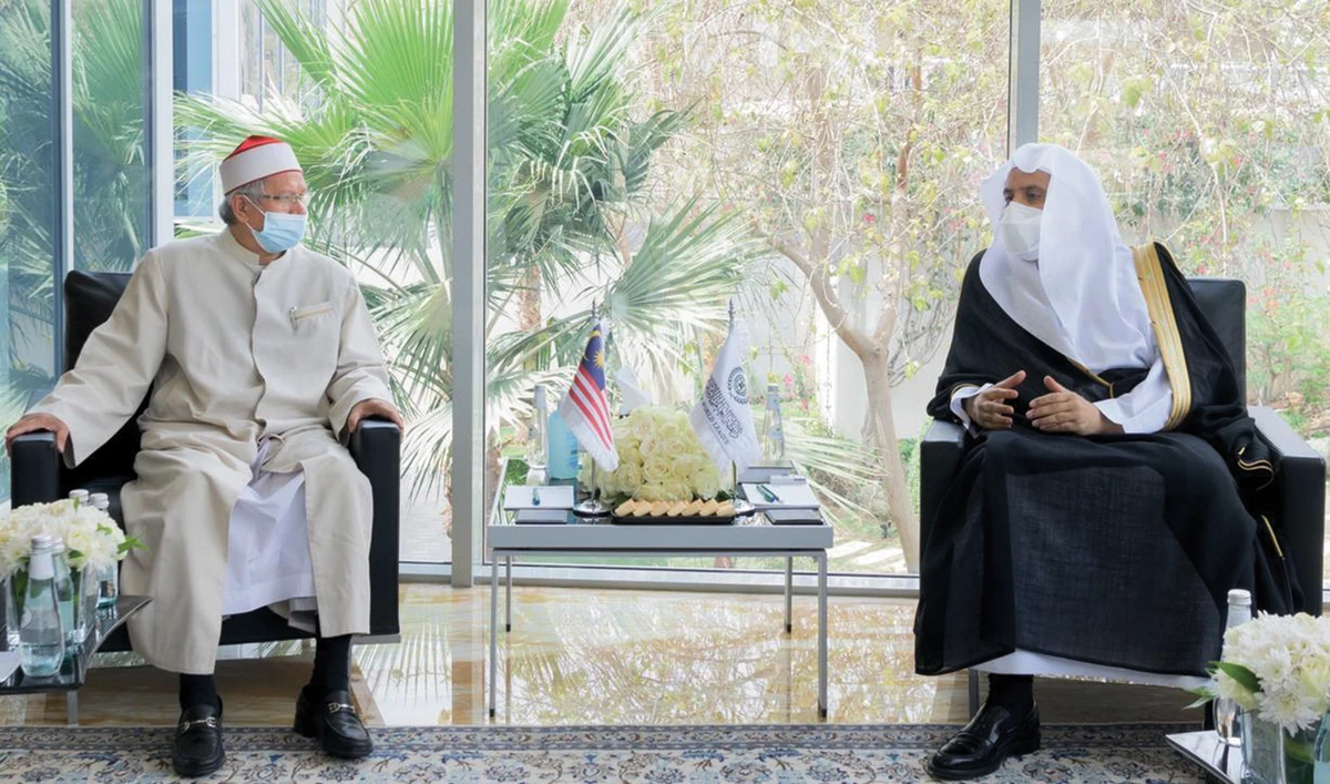 Dr. Mohammed bin Abdul Karim Al-Issa receiving the Malaysian Minister of Islamic Affairs. (SPA)