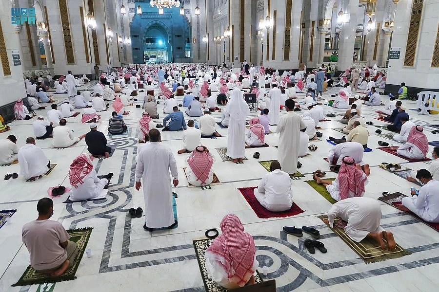 Muslims perform first Tarawih prayer at Saudi Arabia's Two Holy Mosques