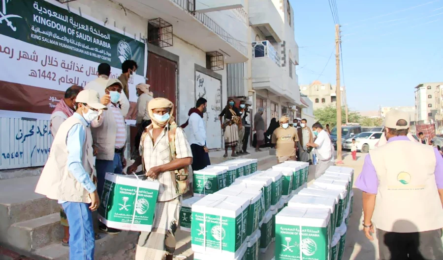 In the Ataq district of the Shabwah governorate in Yemen, the center distributed food baskets among 750 displaced families. (SPA)