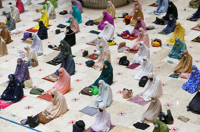 Muslim women wearing protective face masks and practicing social distancing, pray ahead of the holy fasting month of Ramadan at Istiqlal Mosque, amid the coronavirus disease (COVID-19) pandemic in Jakarta, Indonesia, on April 12, 2021. (REUTERS)