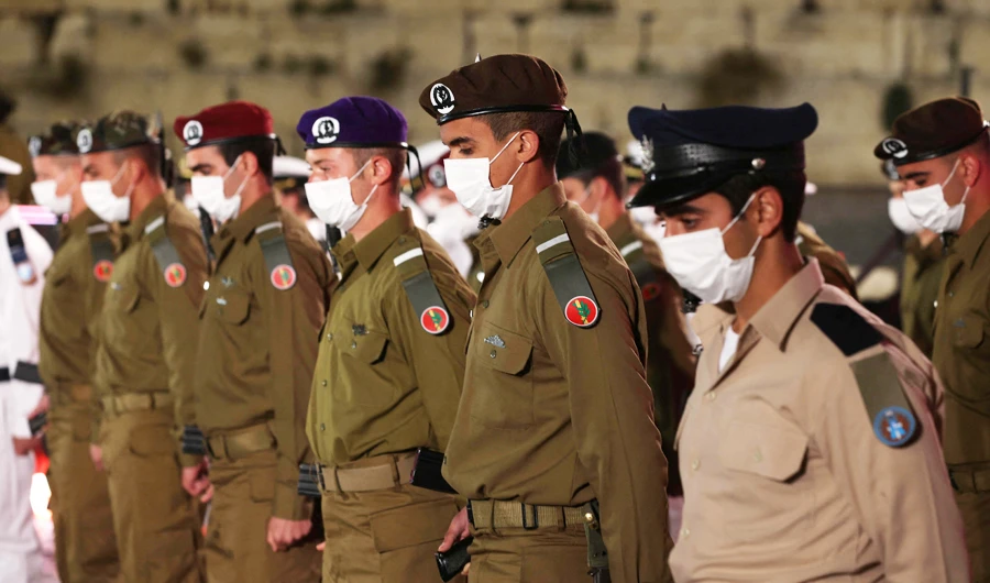 An honour guard of Israeli soldiers with their rifles stands to attention during a one minute siren, as they partake in a state ceremony for Memorial Day in Jerusalem on April 13, 2021. (AFP)