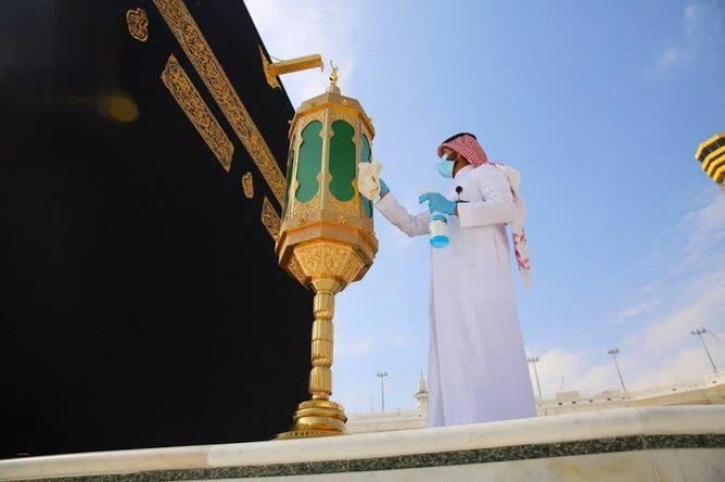 In this undated photo, a worker in the Grand Mosque complex in the holy city of Makkah is perfuming the Grand Mosque and Kaaba. (SPA)
