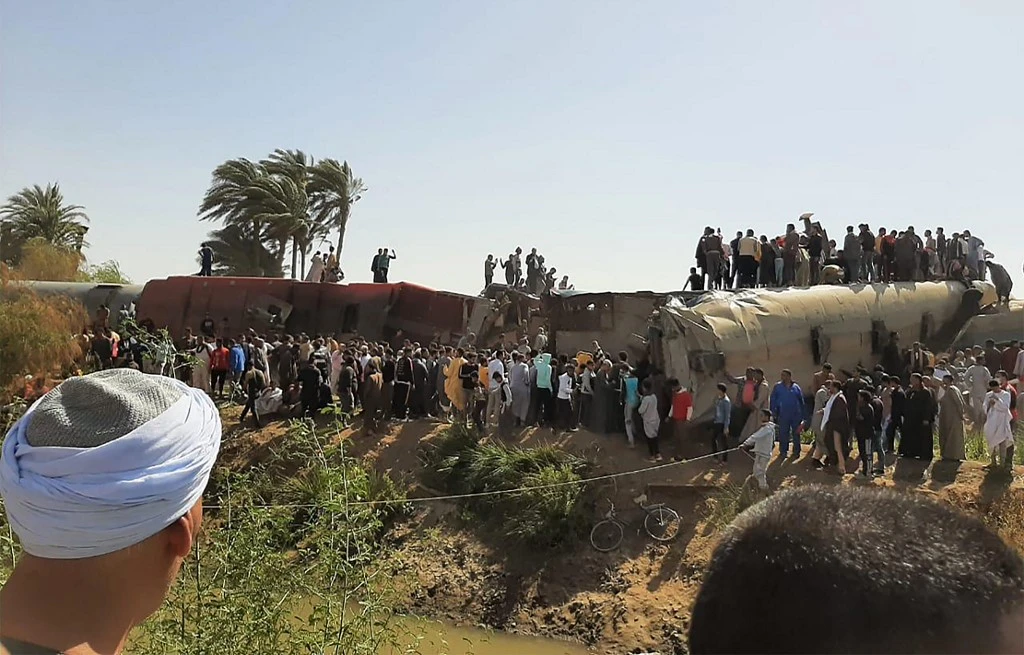 15 people hurt as train derails in northern Egypt